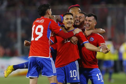 SANTIAGO, CILE - 27 MARZO: Alexis Sanchez esulta con i compagni di squadra dopo aver segnato il secondo gol durante un'amichevole internazionale contro il Paraguay all'Estadio Monumental David Arellano. (Foto di Marcelo Hernandez/Getty Images) Storie di eroi e leggende: i 5 momenti indimenticabili di Cile-Argentina- immagine 2