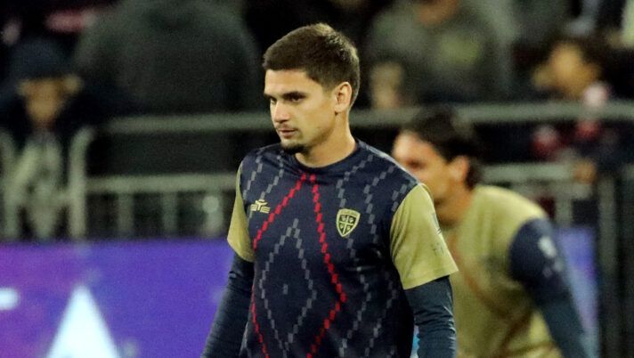 CAGLIARI, ITALY - NOVEMBER 29: Razvan Marin of Cagliari warms up ahead before the Serie A match between Cagliari and Verona at Sardegna Arena on November 29, 2024 in Cagliari, Italy. (Photo by Enrico Locci/Getty Images) Cagliari, dal portiere a Marin fino a Gaetano: le ultime sulla formazione per Firenze - immagine 1