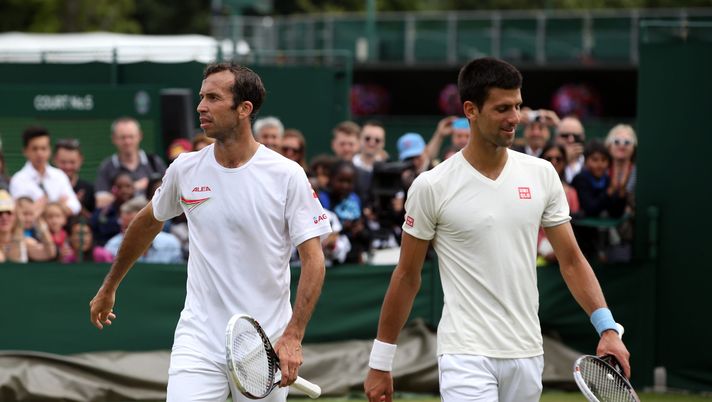 LONDON, ENGLAND - JULY 05: Novak Djokovic of Serbia and Radek Stepanek during a practice session on day twelve of the Wimbledon Lawn Tennis Championships at the All England Lawn Tennis and Croquet Club on July 5, 2014 in London, England. (Photo by Jan Kruger/Getty Images) Mourinho alla ricerca di Stepanek: ecco come è nata l’amicizia con l’ex tennista - immagine 1