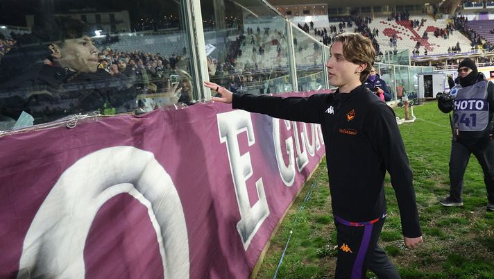 FLORENCE, ITALY - FEBRUARY 6: Edoardo Bove of ACF Fiorentina greets the fans after during the Serie A match between Fiorentina and FC Internazionale at Stadio Artemio Franchi on February 6, 2025 in Florence, Italy. (Photo by Gabriele Maltinti/Getty Images) Tavano su Bove: “Firenze era casa, non l’avrebbe mai lasciata” - immagine 1