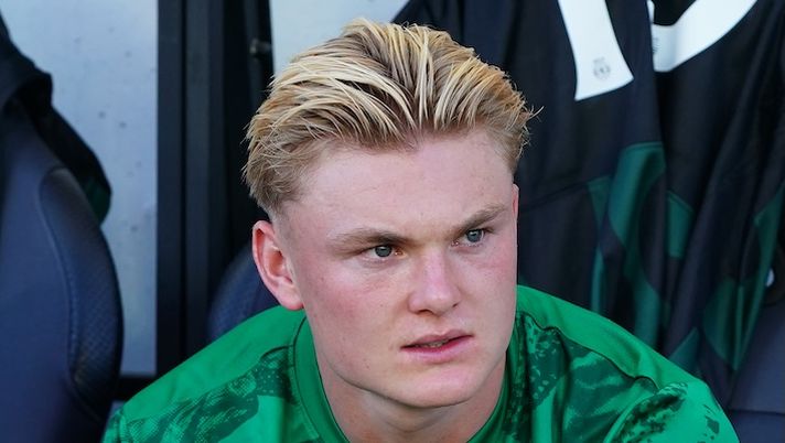 FARO, PORTUGAL - JULY 16: Conrad Harder of Sporting CP before the start of the Pre-Season Friendly match between Sporting CP and Celtic at Estadio Algarve on July 16, 2025 in Faro, Portugal. (Photo by Gualter Fatia/Getty Images) Mercato, le novità: cosa succede per Harder, Rabiot, Comuzzo, Lucumì, Hojlund, Gimenez, Dovbyk e Solet- immagine 1