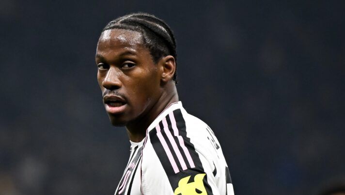 MILAN, ITALY - FEBRUARY 14: Jonathan David of Juventus during the Serie A match between FC Internazionale and Juventus FC at Giuseppe Meazza Stadium on February 14, 2026 in Milan, Italy. (Photo by Daniele Badolato - Juventus FC/Juventus FC via Getty Images) Juve-Como, formazioni ufficiali: fuori Conceicao! La scelta su Jesus Rodriguez, David, Douvikas e Caqueret - immagine 1