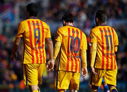 Valencia, Spagna - 7 febbraio 2016: Luis Suarez, Lionel Messi e Neymar durante la partita di campionato tra Levante e Barcellona. (Foto di Manuel Queimadelos Alonso/Getty Images) Suarez su Yamal: “Grande maturità a 17 anni. Ecco il mio consiglio per lui”- immagine 2