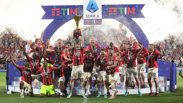 REGGIO NELL'EMILIA, ITALY - MAY 22: Players of AC Milan celebrate with the Scudetto trophy during the award ceremony after the Serie A match between US Sassuolo and AC Milan at Mapei Stadium - Citta' del Tricolore on May 22, 2022 in Reggio nell'Emilia, Italy. (Photo by Claudio Villa/AC Milan via Getty Images) REGGIO NELL'EMILIA, ITALY - MAY 22: Players of AC Milan celebrate with the Scudetto trophy during the award ceremony after the Serie A match between US Sassuolo and AC Milan at Mapei Stadium - Citta' del Tricolore on May 22, 2022 in Reggio nell'Emilia, Italy. (Photo by Claudio Villa/AC Milan via Getty Images)