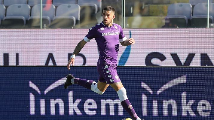 FLORENCE, ITALY - NOVEMBER 22: Cristiano Biraghi of ACF Fiorentina in action during the Serie A match between ACF Fiorentina and Benevento Calcio at Stadio Artemio Franchi on November 22, 2020 in Florence, Italy. (Photo by Gabriele Maltinti/Getty Images) Cammaroto: “Biraghi piace ma c’è un ostacolo. Sul ritorno di Koulibaly…” - immagine 1