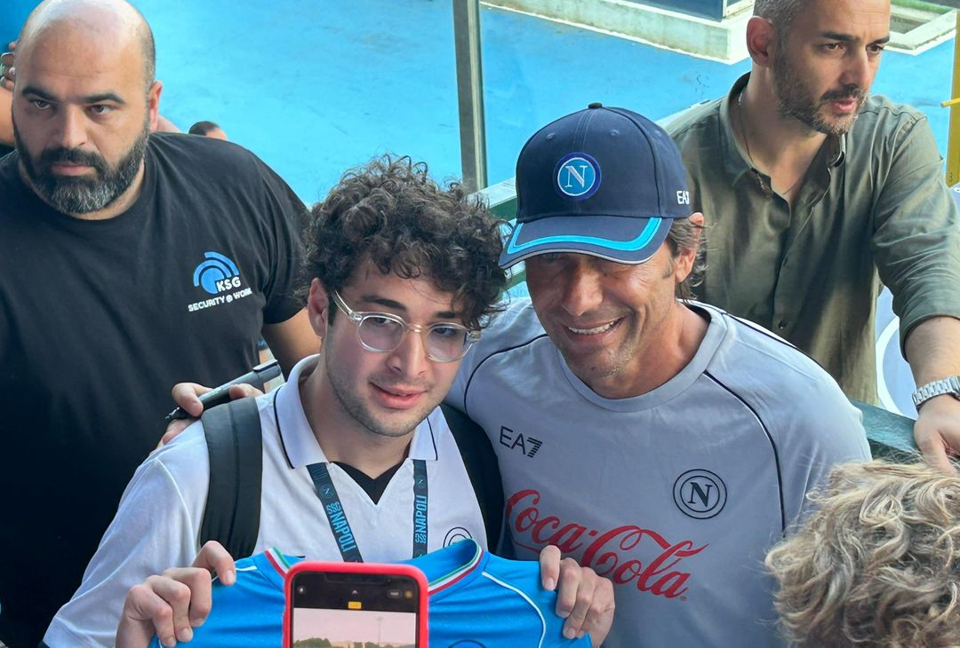 GALLERY Conte salta in tribuna tra il pubblico: selfie e scatti con i supporter - immagine 3