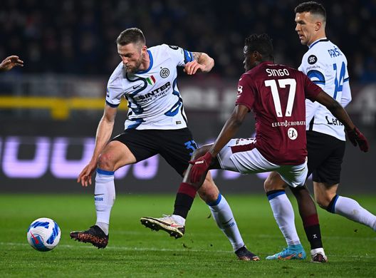 TURIN, ITALY - MARCH 13: Milan Skriniar of FC Internazionale competes for the ball with Wilfred Singo of Torino FC during the Serie A match between Torino FC and FC Internazionale at Stadio Olimpico di Torino on March 13, 2022 in Turin, Italy. (Photo by Mattia Ozbot - Inter/Inter via Getty Images ) Polimanti (PassioneInter): “Lazaro? Al Toro con uno come Juric può rilanciarsi”- immagine 2