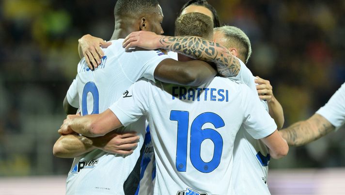 FROSINONE, ITALY - MAY 10: Davide Frattesi of FC Internazionale celebrates with his teammates after scoring opening goal during the Serie A TIM match between Frosinone Calcio and FC Internazionale at Stadio Benito Stirpe on May 10, 2024 in Frosinone, Italy. (Photo by Giuseppe Bellini/Getty Images) Inter, salta la tournée in Cina: l’organizzazione non ha pagato! I dettagli - immagine 1