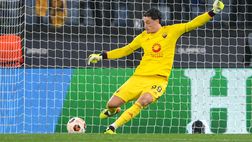 Abraham e Svilar salvano De Rossi. A Napoli punto per la Champions