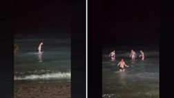 Il Cagliari resta in Serie A: bagno in piena notte per festeggiare | VIDEO