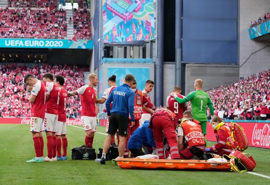 COPENHAGEN, DENMARK - JUNE 12: Christian Eriksen (Hidden) of Denmark receives medical treatment during the UEFA Euro 2020 Championship Group B match between Denmark and Finland on June 12, 2021 in Copenhagen, Denmark. (Photo by Martin Meissner - Pool/Getty Images) Danimarca, l’immagine fa il giro del mondo: Eriksen protetto dai suoi compagni- immagine 2