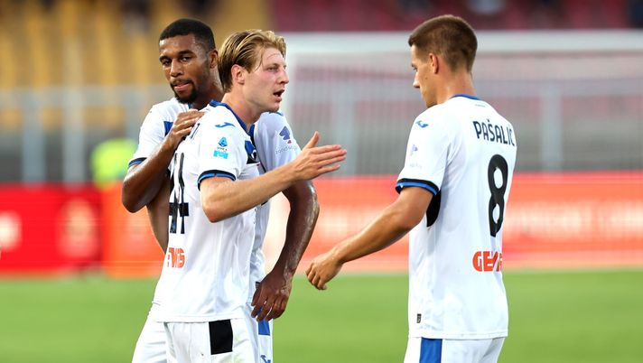LECCE, ITALY - AUGUST 19: Marco Brescianini (C) of Atalanta celebrates with his teammate Isak Hien (L) and Mario Pasalic (R) after scoring his team's opening goal during the Serie A match between Lecce and Atalanta at Stadio Via del Mare on August 19, 2024 in Lecce, Italy. (Photo by Maurizio Lagana/Getty Images) Brescianini, il rientro dall’infortunio in quello che poteva essere il suo stadio - immagine 1