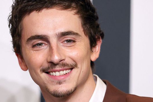 “Abbasso il Lione”, l’autografo sulla maglia dell’OL di Timothée Chalamet, tifoso del Saint-Étienne- immagine 2