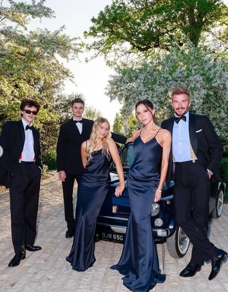 La foto postata da Victoria sui social Beckham, 50esimo compleanno con giallo in famiglia- immagine 2