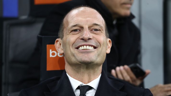 MILANO, ITALIA - 23 NOVEMBRE: L'allenatore del Milan Massimiliano Allegri osserva la partita di Serie A tra FC Internazionale e AC Milan allo stadio Giuseppe Meazza il 23 novembre 2025 a Milano, Italia. (Foto di Marco Luzzani/Getty Images) Milan-Lazio, dove vedere la Serie A in Diretta TV e in Streaming - immagine 1