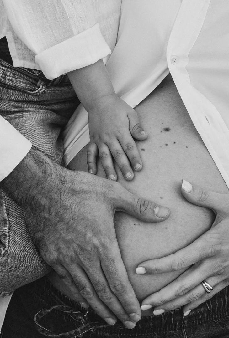 La famiglia Meret in posa in attesa del secondogenito: i dolci scatti – GALLERY - immagine 3