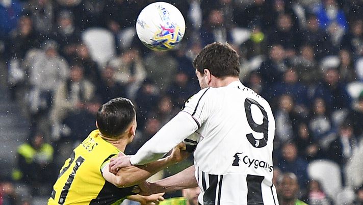 TURIN, ITALY - MARCH 21: Dusan Vlahovic of Juventus jumps for the ball against Jay Idzes of US Sassuolo during the Serie A match between Juventus FC and US Sassuolo Calcio at Allianz Stadium on March 21, 2026 in Turin, Italy. (Photo by Alberto Gandolfo - Juventus/Getty Images) Anche Viviano ammette: “Idzes con la Juve è rigore, Pongracic no. Impazzisco” - immagine 1