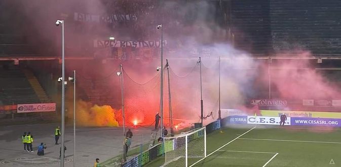 Vergogna al derby di Avellino: sugli spalti la foto di Anna Frank con la maglia del Benevento!- immagine 3