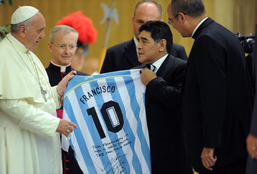 Maradona e Papa Francesco si incontrarono a Roma nel 2014 per il match internazionale per la pace