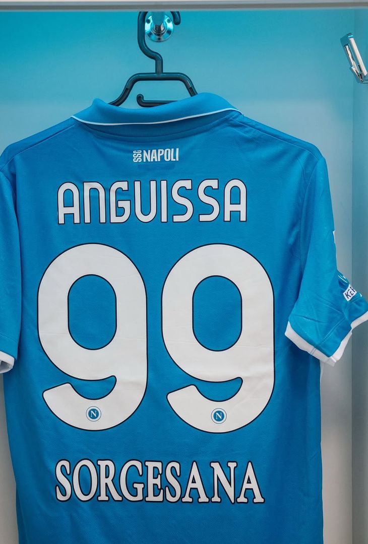 Il Napoli ha pubblicato su Instagram degli scatti dallo spogliatoio azzurro nella pancia del Penzo, ormai manca sempre meno alla sfida.