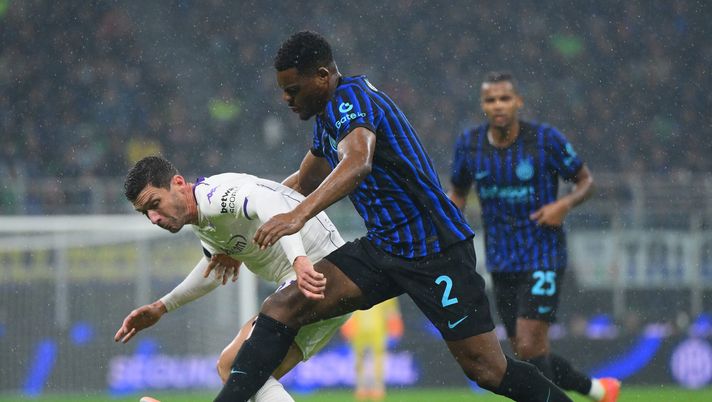 MILAN, ITALY - OCTOBER 29: Denzel Dumfries of FC Internazionale in action during the Serie A match between FC Internazionale and ACF Fiorentina at Giuseppe Meazza Stadium on October 29, 2025 in Milan, Italy. (Photo by Mattia Pistoia - Inter/Inter via Getty Images) Polverosi: “Si brancola nel buio. La Fiorentina è in balia dei suoi fantasmi” - immagine 1