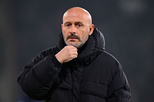 BOLOGNA, ITALY - JANUARY 22: Vincenzo Italiano head coach of Bologna FC during the UEFA Europa League 2025/26 League Phase MD7 match between Bologna FC 1909 and Celtic FC at Stadio Renato Dall'Ara on January 22, 2026 in Bologna, Italy. (Photo by Alessandro Sabattini/Getty Images) Bologna-Milan, la difesa dei rossoblù traballa tra assenze e calo fisico- immagine 2