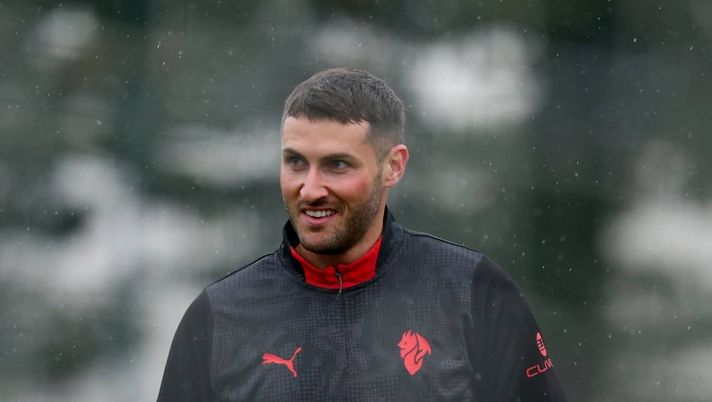 Santiago Giménez (attaccante AC Milan), qui durante una seduta di allenamento con i rossoneri a Milanello | Milan News (Getty Images) Amoruso si chiede: 'L'altra sera come fa a venire giù Gimenez, che pesa molto di più di Parisi?'