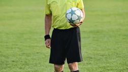 Arezzo, arbitro aggredito da un genitore in Under 13: 40 giorni di prognosi