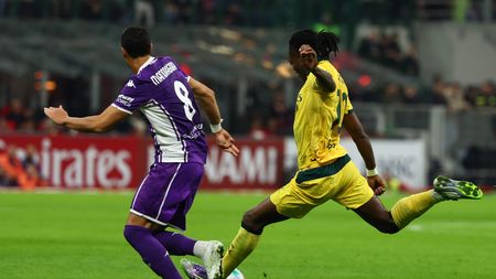 MILAN, ITALY - OCTOBER 19: Rafael Leao of AC Milan kicks the ball while under pressure from Rolando Mandragora of ACF Fiorentina during the Serie A match between AC Milan and ACF Fiorentina at Giuseppe Meazza Stadium on October 19, 2025 in Milan, Italy. (Photo by Giuseppe Cottini/AC Milan via Getty Images)