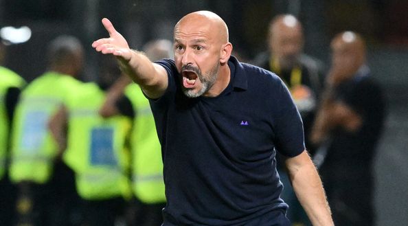 FROSINONE, ITALY - SEPTEMBER 28: Vincenzo Italiano head coach of ACF Fiorentina reacts during the Serie A TIM match between Frosinone Calcio and ACF Fiorentina at Stadio Benito Stirpe on September 28, 2023 in Frosinone, Italy. (Photo by Giuseppe Bellini/Getty Images) Poesio: “Italiano, ti devi preoccupare. Un pareggio che sa di due punti persi”- immagine 2