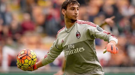 MILAN, ITALY - OCTOBER 25: Gianluigi Donnarumma of AC Milan in action during the Serie A match between AC Milan and US Sassuolo Calcio at Stadio Giuseppe Meazza on October 25, 2015 in Milan, Italy. (Photo by Claudio Villa/Getty Images) Dida Maignan Donnarumma