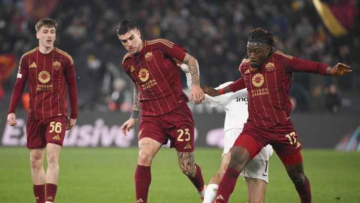 ROME, ITALY - JANUARY 30: AS Roma players Gianluca Mancini and Manu Koné during the UEFA Europa League 2024/25 League Phase MD8 match between AS Roma and Eintracht Frankfurt at Stadio Olimpico on January 30, 2025 in Rome, Italy. (Photo by Luciano Rossi/AS Roma via Getty Images) mancini napoli inter