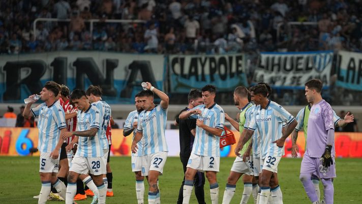 SANTIAGO DEL ESTERO, ARGENTINA - DECEMBER 13: Players of Racing Club leaves from the field after first half during the Torneo Clausura Betano 2025 Final match between Racing Club and Estudiantes at Estadio Unico Madre de Ciudades on December 13, 2025 in Santiago del Estero, Argentina. (Photo by Joaquín Camiletti/Getty Images) Racing-Rosario: Avellaneda accende la notte del campionato, lo streaming gratis - immagine 1