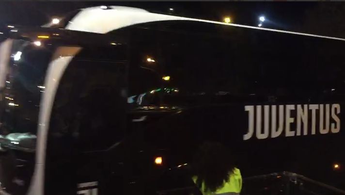 Tensione prima di Napoli-Juve: lancio di pietre, rotti vetri del pullman bianconero Tensione prima di Napoli-Juve: lancio di pietre, rotti vetri del pullman bianconero - immagine 1