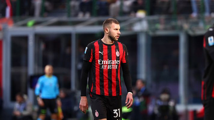 MILAN, ITALY - DECEMBER 28: Strahinja Pavlovic of AC Milan looks on during the Serie A match between AC Milan and Hellas Verona FC at Giuseppe Meazza Stadium on December 28, 2025 in Milan, Italy. (Photo by Giuseppe Cottini/AC Milan via Getty Images) Milan, Maspero commenta il gesto di Pavlovic: “Una furbata, ma l’errore è di chi calcia il rigore” - immagine 1