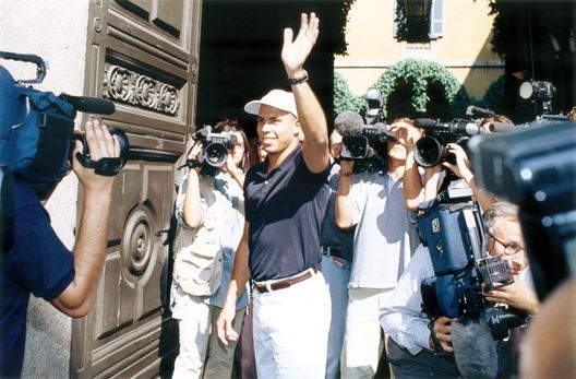 Il bagno di folla per Ronaldo all'arrivo all'Inter, dal Barcellona (Foto di GettyImages) Tutti pazzi per Ronaldo: quando Barcellona e Inter incontrarono il vero Fenomeno- immagine 4