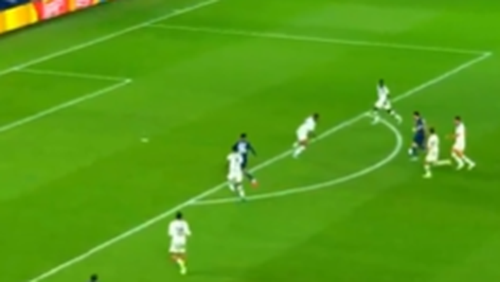 Che magia di Kvara: clicca per vedere il gol da cineteca firmato dal georgiano del PSG nell'esordio in Champions League contro l'Atalanta. kvaratskhelia psg atalanta