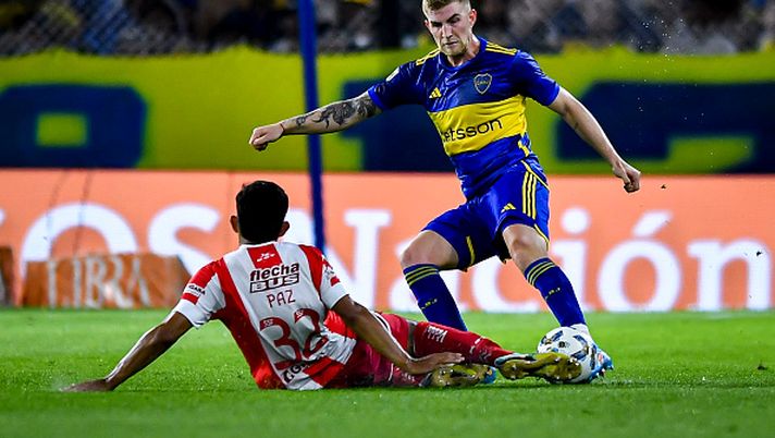 BUENOS AIRES, ARGENTINA - OCTOBER 20: Nicolas Valentini of Boca Juniors competes for the ball with Nicolas Paz of Union during a match between Boca Juniors and Union as part of Group B of Copa de la Liga Profesional 2023 at Estadio Alberto J. Armando on October 20, 2023 in Buenos Aires, Argentina. (Photo by Marcelo Endelli/Getty Images) Il derby di mercato di Siviglia e poi Firenze: ecco Nicolas Valentini - immagine 1