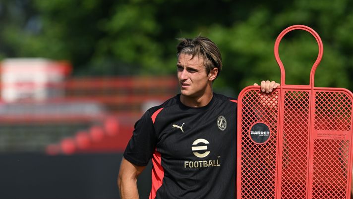 CAIRATE, ITALY - JULY 08: Lorenzo Colombo of AC Milan in action during the AC Milan training session at Milanello on July 08, 2024 in Cairate, Italy. (Photo by Claudio Villa/AC Milan via Getty Images)  Ahanor