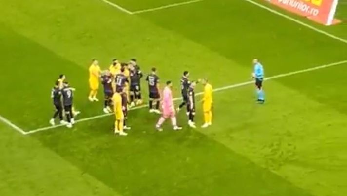 VIDEO Romania-Kosovo, rissa finale e gara sospesa: coinvolto anche Rrahmani VIDEO Romania-Kosovo, rissa finale e gara sospesa: coinvolto anche Rrahmani - immagine 1