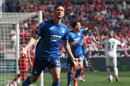 Andrej Kramarić dell’TSG 1899 Hoffenheim esulta dopo il primo gol della sua squadra durante la partita di Bundesliga tra TSG 1899 Hoffenheim e 1. FSV Mainz 05 alla PreZero-Arena il 12 aprile 2025 a Sinsheim, Germania. (Foto di Alex Grimm/Getty Images) Hoffenheim-Augsburg: ecco la previsione di ChatGPT sul derby tedesco- immagine 3