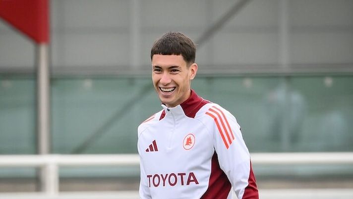 BURTON UPON TRENT, ENGLAND - AUGUST 05: AS Roma player Matias Soule during a training session at St George's Park on August 05, 2024 in Burton upon Trent, England. (Photo by Fabio Rossi/AS Roma via Getty Images) Soulé: “Deluso dalla Juve, servivo per fare cassa! Ho pianto per la Roma, Dybala e stupito da…” - immagine 1