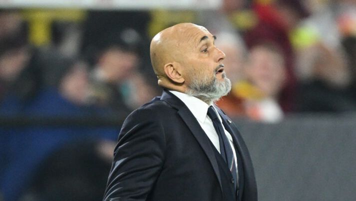 DORTMUND, GERMANY - MARCH 23: Luciano Spalletti, head coach of Italy looks on during the UEFA Nations League Quarterfinal Leg Two match between Germany and Italy at Football Stadium Dortmund on March 23, 2025 in Dortmund, Germany. (Photo by Stuart Franklin/Getty Images) Sky – Spalletti resta almeno fino alla Moldova: ecco i due possibili sostituti in caso di addio - immagine 1