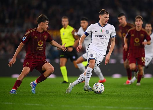 Nicolo Barella in azione durante Inter-Roma. (Foto di Mattia Ozbot - Inter/Inter via Getty Images) Lo scudetto passa (anche) per il lago: come arrivano Como e Inter alla sfida scudetto- immagine 3