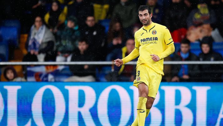 VILLAREAL, SPAIN - JANUARY 19: Albiol of Villareal FC passes the ball during the Liga match between Villarreal CF and RCD Espanyol at Estadio de la Ceramica on January 19, 2020 in Villareal, Spain. (Photo by Eric Alonso/Getty Images)  Villareal Getafe