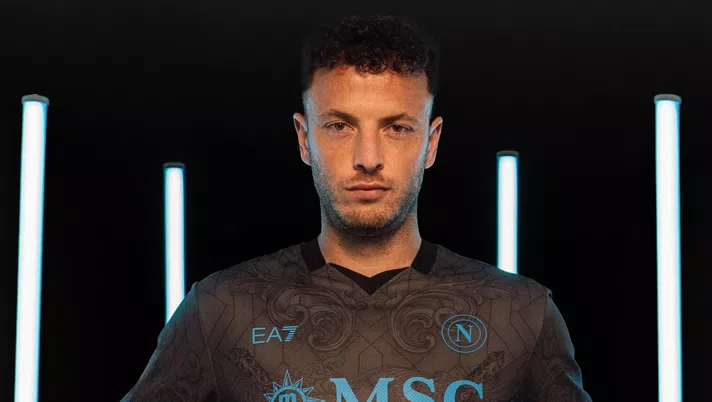 FOTO La terza maglia del Napoli e realta Presentato il nuovo kit da gioco ispirato al Giappone Calcio Napoli 1926