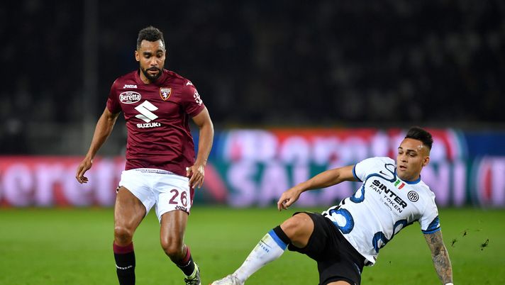 TURIN, ITALY - MARCH 13: Koffi Djidji of Torino FC is challenged by Lautaro Martinez of FC Internazionale during the Serie A match between Torino FC and FC Internazionale at Stadio Olimpico di Torino on March 13, 2022 in Turin, Italy. (Photo by Valerio Pennicino/Getty Images) Djidji pre Empoli-Torino: “Vogliamo continuare a crescere e a fare punti” - immagine 1