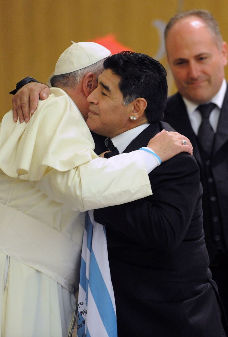 Maradona e Papa Francesco si incontrarono a Roma nel 2014 per il match internazionale per la pace