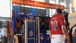 All’Inter Store con la maglia del Milan: anche questo è derby