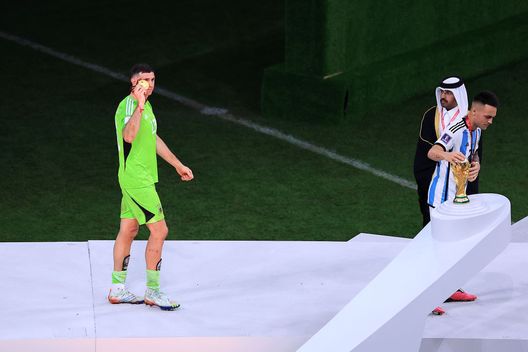 Getty Images Lautaro a Parigi per la cerimonia del Pallone d’oro. Eccolo col Dibu- immagine 2